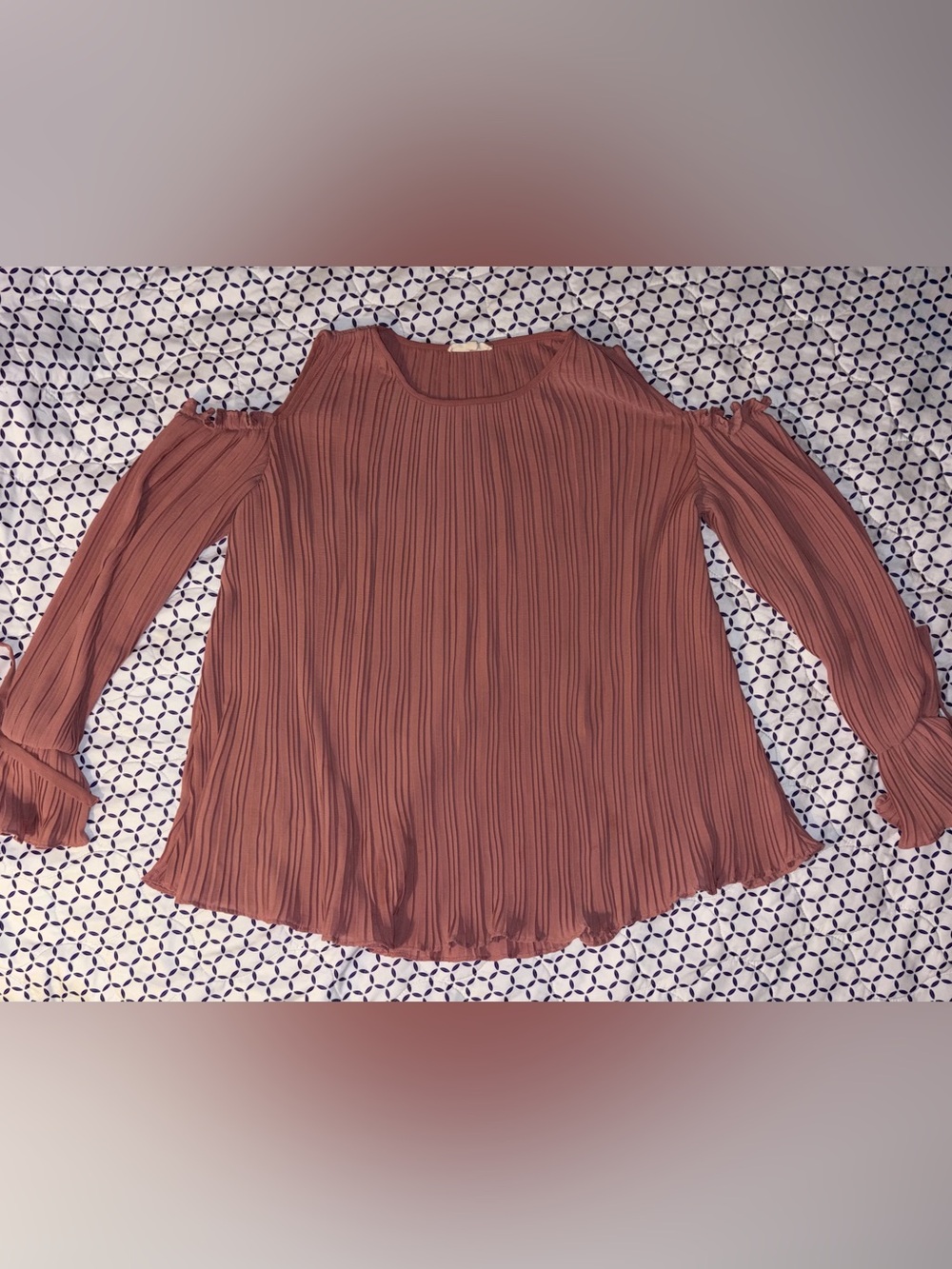 Easel Los Angeles Dusty Rose Pleated Cold Shoulder Top — S